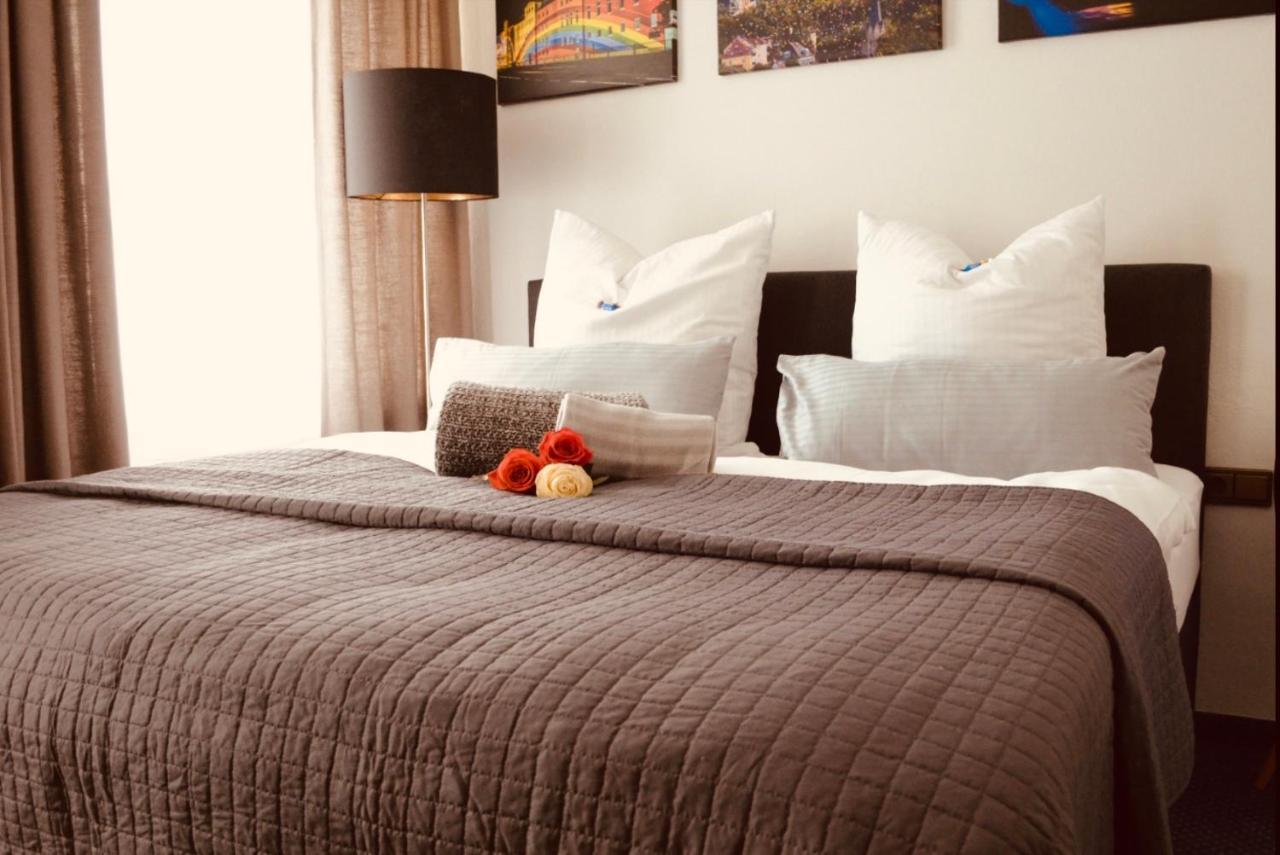Zimmer mit Kingsize-Bett
